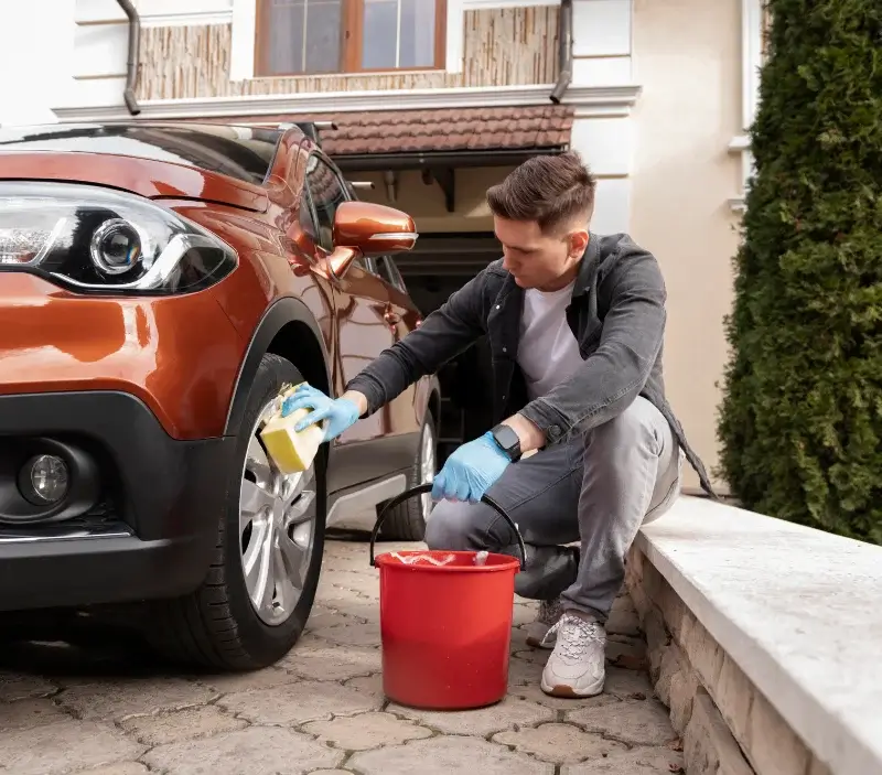 Lavage auto à domicile Scillé : professionnel intervenant sur un véhicule